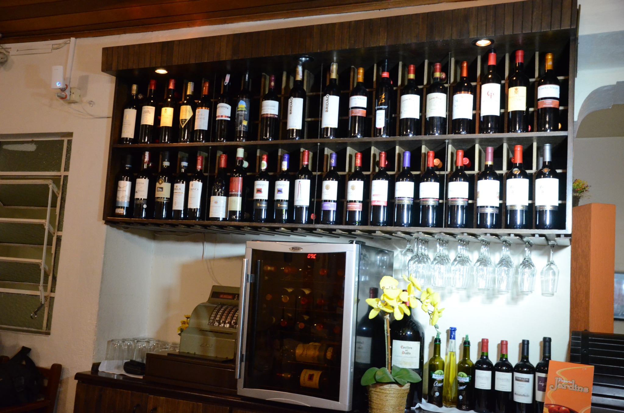 Adega e seleção de vinhos da Pizzaria Jardins